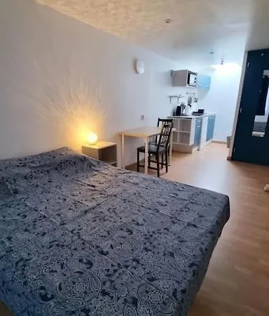 En Rez De Jardin Avec Terrasse Privee - Le Petit Chateau Avesnois - Tv - Wifi - Complet